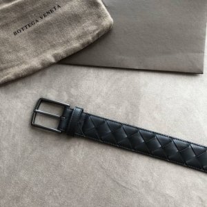bottega Veneta最新编织款式腰带，从横交错的编织风情匠心独具，搭配针扣体现完美美学，时尚奢华，编织经典。3.5Cm.