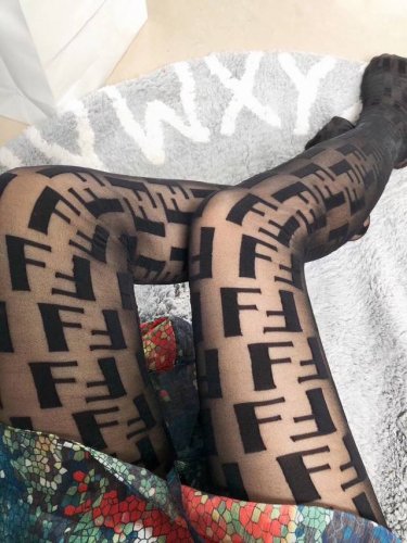 特 配专柜包装 fendi 芬迪 火爆欧美植绒丝袜 光腿季节已过 这种天气太太需要丝袜了 出口日本专柜的丝袜...纯正正货 超性感超好看好的丝袜绝对是显腿美的