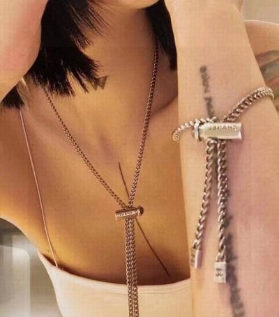 香奈儿Chanel双C字母最新款时尚伸缩项链超个性，百搭款特别特别赞，整体细节非常令人惊喜，设计感十足，不仅带出个人自信及品味，款式典雅而时尚，突显法式高雅气息