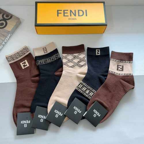 配包装 一盒5双 fendi 芬迪经典中长款袜子高版本纯棉材质柔软 秒杀市场普通货 经典的双F图案Logo 专柜同步袜子大牌出街 潮人必备 超好搭