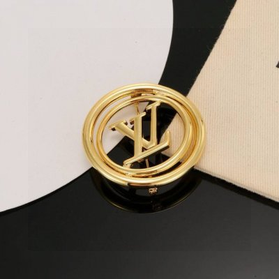 路易威登胸针 秉承精湛匠艺 以锻造耀目 Lv Twig 抛光色泽成就经典 Lv 字母的自然化身 流露品牌格调 明星同款 经典百搭 胸针