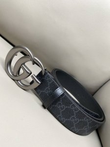 gg Marmont系列腰带 2025早春系列透过现代视角焕新诠释品牌经典元素 这款Gg Marmont系列腰带选用杏色Gg Supreme帆布 钌色调配件更添