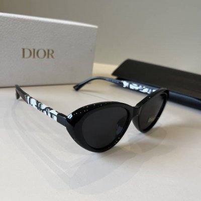 dior迪奥大火的Diorclub系列墨镜 太阳镜海报款带着夏日的清爽酷炫它来啦百搭的颜色，运动、休闲、时装搭配都无压力，一付独特魅力的墨镜，让你的夏日更精彩