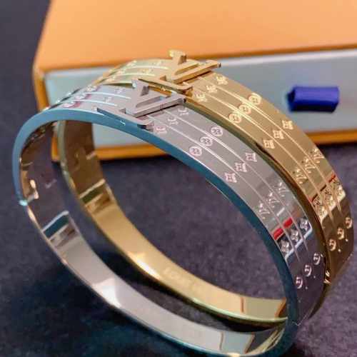 批70 新品 原单货 Lv字母Logo手镯Louis Vuitton 路易威登 专柜一致材质 火爆款出货 设计独特 复古前卫。手镯14K精工保色版 从上市以来一