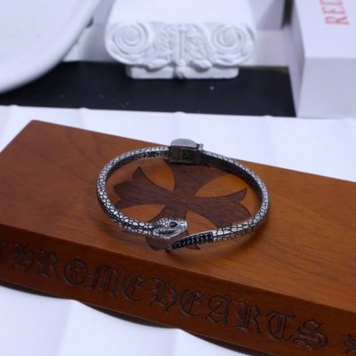 燃情登场 克罗心蛇手镯 开口手镯，意式奢华与街头潮流的炸裂碰撞！ 匠心复刻，1:1 全方位超越原版。顶级合金材质高温锻造，每一次手腕的转动，都似点燃街头潮流的烽