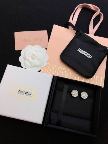 太美了Miumiu 新款 火爆 网红 同款 耳钩 施华洛世奇水晶精美制作，耳拍均为正品一致耳拍，跟外边的版本完全不同，我对比过了，你们也可以对比下女神首选，非常