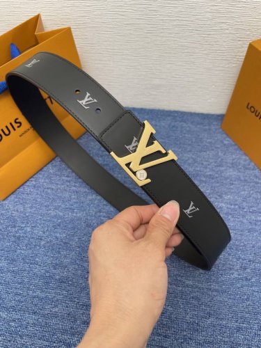 特P200 Lv Dimension 4.0双面腰带将经典格调引入新颖尺幅设计。皮革压印 Lv 字母和 Monogram 花卉，与纤秀 Lv 字母搭扣相映成趣，