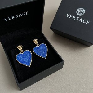 Versace 范思哲 耳钉 品牌标志是神话中的蛇发女妖美杜莎 Medusa ，代表着致命的吸引力。来自意大利的奢侈品牌范思哲创造了一个独特的时尚帝国，代表着一