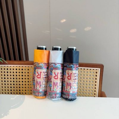 Herm S 爱马仕 新款 五折伞 热卖款 时尚指数爆表 不论晴天雨天使用都相得益彰 拥有它感受风从身体经过的感觉 留下沁人的芬芳 时尚达人必备哦 原单代工级品