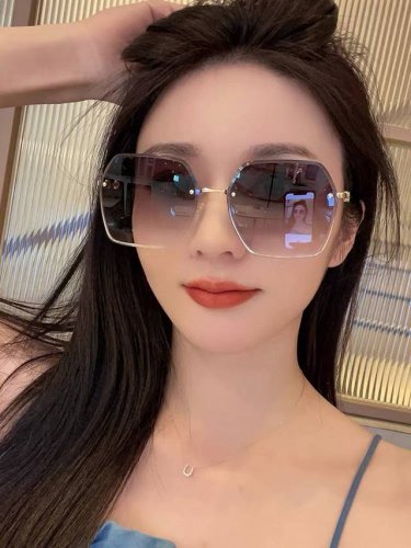 Gucci-古驰意大利进口2025时尚潮流奢华装饰太阳眼镜 尼龙偏光高清太阳镜明星海报款 超高复杂工艺 立体质感十足 认真看细节哈现货型号 5661