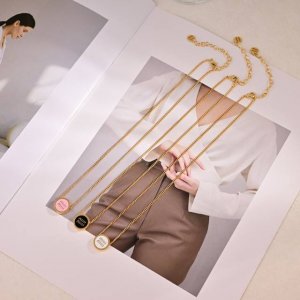 Miumiu缪缪 项链 经典款小红书时尚达人都有种草哦 显脸型 原版材质 很简约 日常配搭很不错滴 耐看Ing