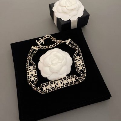 我们出品 香黑皮链条星星Choker Z 16500，天价！But真心太太太绝美啦，最新款全网首发现Huo！先到先得23年早春度假系列哇哇，太美了，这一季必入单