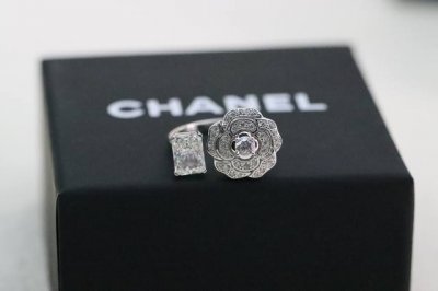 新款推荐 小香 银色满钻 山茶花开口戒指 925银 小香 Bouton De Camelia1系列，满钻山茶花戒指By Chanel依然以标志性的 山茶花 为灵