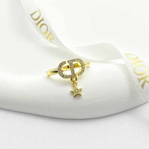 编码R055 Dior戒指热销款火爆上新 迪奥水钻Cd星星戒指 金色饰面金属环圈设计水钻Cd标志 搭配小星星吊坠灵动又可爱，整体凸显高级精致感 为各式造型增添高