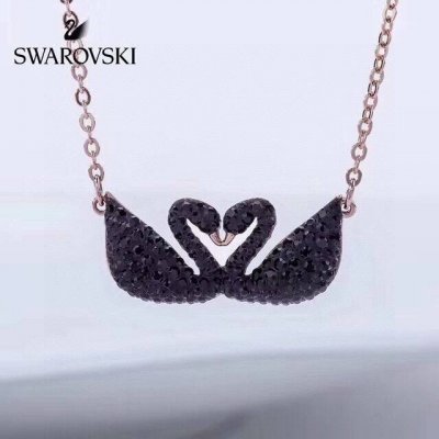 Swarovski 双黑天鹅锁骨项链 这款华丽耀眼的项链以镀玫瑰金色金属精心打造 并通过低温陶瓷镶嵌技术 黑天鹅一生只有一个伴侣 代表一生一伴一生一爱