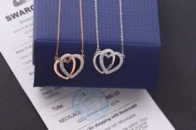 施华洛世奇Swarovski 新款双心锁骨项链 心心相印的优美设计 象征着永恒不变的爱 缀有精致讲究的透明密镶仿水晶 镀白金色金属 增添时尚妩媚的气息