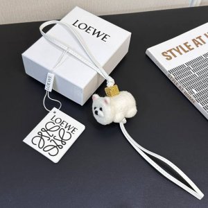 P200-新品 罗意威Loewe 毛毡和牛皮革松狮挂饰 挂件 颜色：柔白色 毛毡制成的松狮挂饰，连接有牛皮革环带和 Anagram骰子 采用进口小牛皮 可挂于包