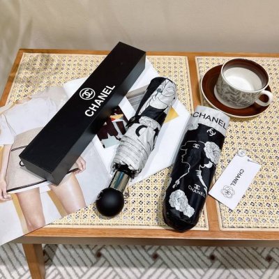 chanel 香奈儿 Coco香奈儿小姐 经典的香奈儿茶花与Logo 完美的搭配 深入人心 只为懂她的人呈现！这款集合香奈儿灵魂Logo为一体的设计风格高雅奢华