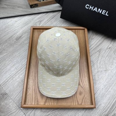 C家。 超A品质 最新款！时尚潮流，高端做工！每一个帽子都是用心之作！牛津材质！头层牛皮！配盒子、防尘袋、非一般的品质，细节也很重要。真皮帽钉，真皮调节带！
