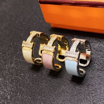 hermes爱马仕满钻性价比最高的戒指一眼看中了它，专柜材质，这款戒指简洁大方，可以算是Hermes家性价比很高的东西了，可以做对戒，也可以叠加的戴，总之上手很