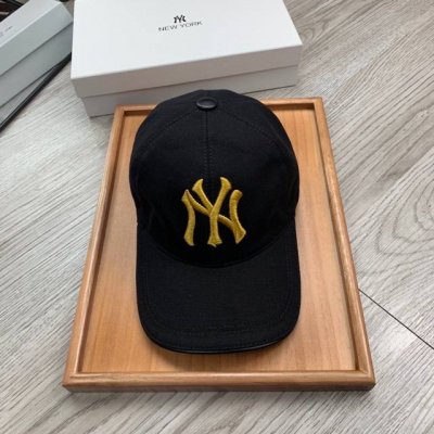 ￥ P70。Ny。 超A品质 最新款！时尚潮流，高端做工！每一个帽子都是用心之作！牛津材质！头层牛皮！配盒子、防尘袋、非一般的品质，细节也很重要。真皮帽钉，真皮