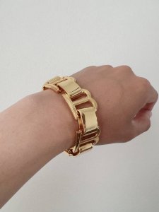 巴黎世家 Balenciaga 手链 简单大方 大牌金质感饱满 ，搭配衣服超好看 ！