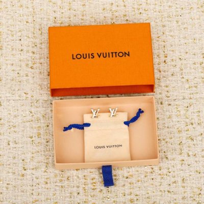 208269 我们出品 量大咨询客Fu L玫红色套装项链 一款简单又经典的Logo造型！必入单品！上耳非常精致，自带颜值的高级感！特百搭，特耐看，越看越喜欢！低