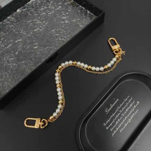 Lv 腰带链以双链设计宣示潮流个性：一条融汇珠饰，并以金属串珠拼写 Vuitton 标识，另一条借链环释放经典韵味。可悬挂于束带圈，为裤装造型点亮瞩目一隅 双链