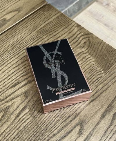 专柜品质 “Ysl黑鸦片”让人欲罢不能的高级香水！说起Ysl的香水很多人会立马联想到黑鸦片没错！它已经成为 Ysi的经典香了！亮片点缀的黑色瓶身，质感高级！而它