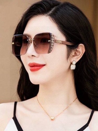 Miumiu 缪缪2025开春新款闪耀新款璀璨登台 太阳镜潮品 精致个性设计简约时尚 专柜品质值得拥有 绝对潮爆 提升个人品味的时尚单品 型号：M2100