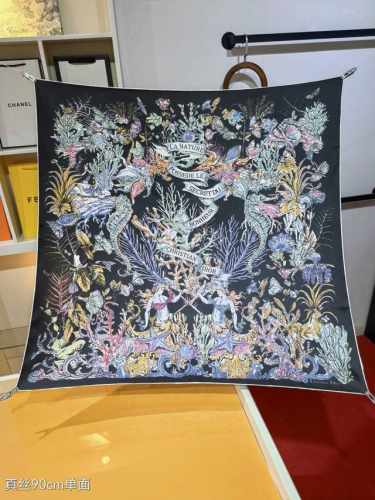 Sdo2506原单迪奥Acabinet De La Mer图案印花 90Cm真丝方巾，展现富有诗意的海底世界，色彩缤纷的海马、贝类和珊瑚，并点缀以字母：La N