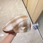 特 配防尘袋。 Prada普拉达 2024新款复古格纹英伦军帽前进帽，男女款～立体帽形设计，高品质的一款