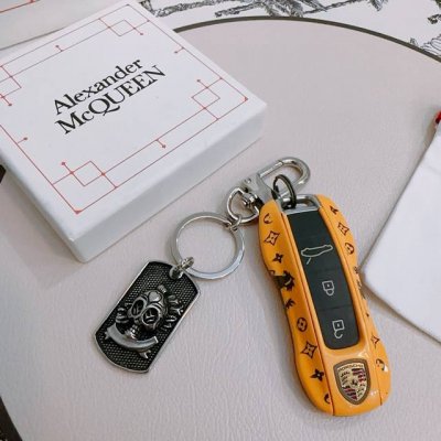 原单货新款Alexander Mcqueen 亚历山大 麦昆 钥匙扣 包包扣 配饰 专柜一致原版定制 骨子里那种叛逆浮夸朋克可内心又向往着美好的焦虑，对美的另一