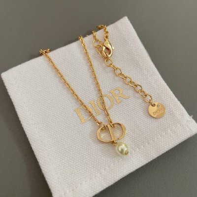 高品质 细节如图 搭配天然珍珠Cd项链 经典简约清新的Cd系列，可以调节长短非常适合现在的季节，认准一致Zp特定异形珍珠，适合单戴也适合叠加搭配的一款