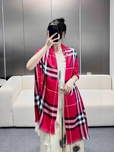 巴宝莉正装系列货 专供旗舰店的Vip 顶级苏格兰进口山羊绒 无比的高贵优雅 知性的款式 简洁大气的设计 绝对的不是花里胡哨的款式 戒指绒产品可以说是围巾里面最高