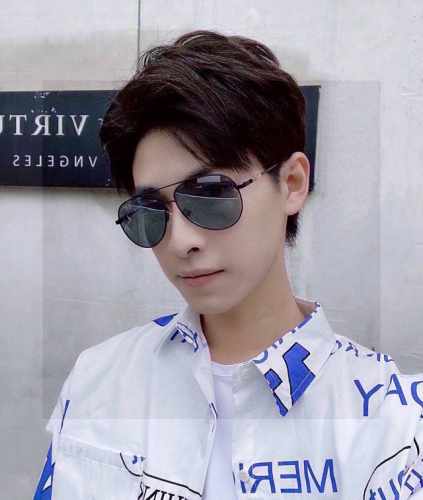 克罗心：原单品质男士偏光太阳镜 材质：高清宝丽来偏光镜片、金属合金Logo镜腿。看细节就知道大师手工制作设计，做工精致，高端大气，适合旅游出行。编号：8107