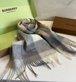 巴宝莉burberry高品质羊绒格子围巾，火爆上新，海外专柜最新男士女士情侣羊绒围巾 国内专柜都没上架 从款式到面料都很赞 经典的logo刺绣图案 质量手感超赞