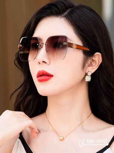 意大利谬谬-Miumiu . 宝丽来树脂偏光镜片 . Tr90镜架轻便佩戴舒适 . Size：63-16-147， . 新款太阳镜减轻强光负担，遮挡有害光线防辐