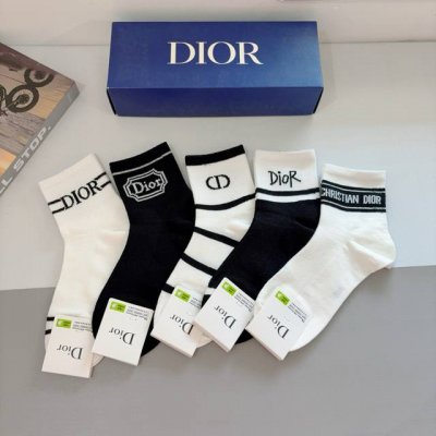 配包装 一盒5双 Dior 迪奥 新款字母中筒袜子！爆款字母专柜同步中筒袜，大牌出街，潮人必备超好搭