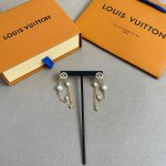 新款原单货Lv 耳钉Louis Vuitton 路易威登 耳钉专柜一致材质 火爆款出货 设计独特 复古前卫 男神、美女必备。