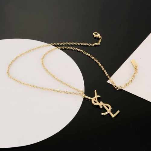 圣罗兰Ysl 项链经典奢侈 时尚百搭 犹如酒会礼服一般，绚烂多姿。经典 最具个性魅力象征永远的不变的情怀，代表着经典和永恒 ！秉承圣罗兰的传统 特别的闪~项链