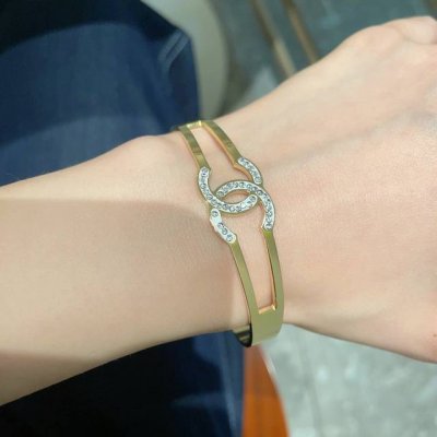 新款香奈儿Chanel镂空手镯超重工Bling Bling，颜色搭配得非常好高级感 女神气质高端 精钢材质不过敏不褪色。一比一精美工艺，经典至极的魅物，性价比高