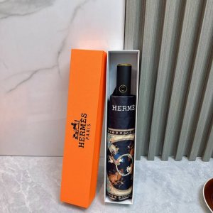 爱马仕Hermes 三折防晒睛雨伞 2570夏季新款 全自动折叠晴雨伞 内里黑色涂层防晒有效阻隔紫外线99% Upf 50 所以能起到伞下体感降温的效果 有效隔