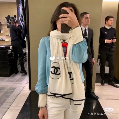超级经典，人手一条，小香黑白双色刺绣羊绒针织围巾 简约的黑白配色 无敌好搭 柔和的手感超级舒服 垂感很好 不容易皱 好打理 原版原标 高端大气 规格 *200