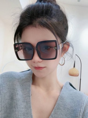 dior-迪奥 2025开春新款 潮流爆款 时尚方框偏光太阳镜 高品质 佩戴舒适 网红潮款墨镜 型号：D8290