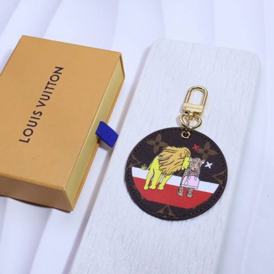 lv 圣诞系列，圆牌钥匙扣 Illustre Xmas Seoul 包饰与钥匙扣讲述品牌吉祥物的韩国之旅。