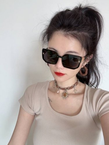 Lv 2025新款女士方框太阳眼镜 开车墨镜 新款太阳镜 时尚大方 舒适轻盈 精致奢华 超轻 型号：L8130