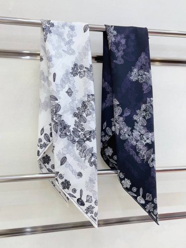 18姆米 双面同色 新款小香 碎花组合 美翻了[流泪]御用殿堂级极品经典元素图案设计风格美丽至极 真的 上身极为衬肤色 百搭 好看不好看自己看吧 尺寸90X90