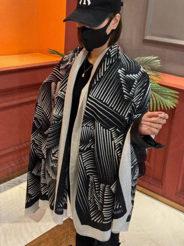 会发光发亮的围巾小香羊绒长巾 双C线条字母长巾 抢Vip推荐 下手一定要快 高端 大爱 顶级纯山羊绒 婴儿触感舒服到飞女人尤物 货极少 四季都可以用真心美的让人