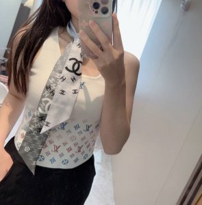 超美 小香最新双面Twilly超有大牌气场 斜纹真丝光泽感超级强 从图中就可以看出来品质非凡送礼自用都超合适的一款既可绕于颈间 亦可缠于腕部 腰部 同样也可以搭